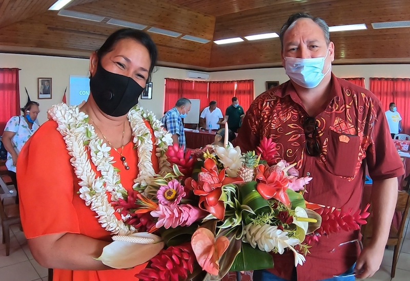 L'ex-tavana de Uturoa Sylviane Terooatea et son successeur, dont l'élection a été annulée, Matahi Brotherson.