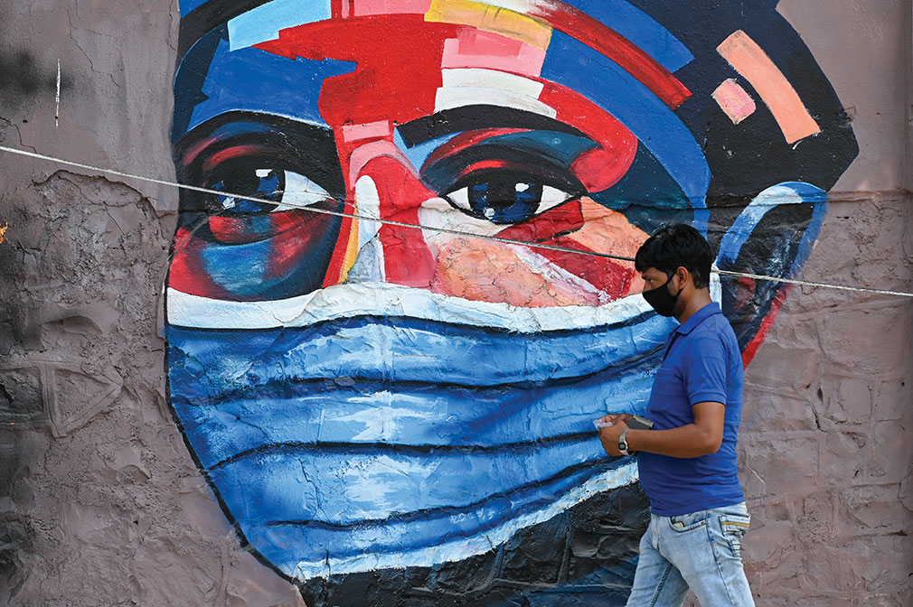 Covid-19: l'Inde bat un nouveau record, l'Europe déconfine prudemment