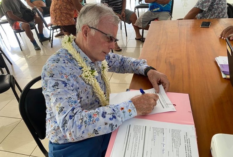 Dominique Auroy, de la société Avatea, a signé quatre premières conventions avec des agriculteurs de Tumaraa pour planter de la canne à sucre.