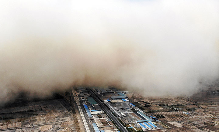 Chine: une immense tempête de sable "avale" une ville