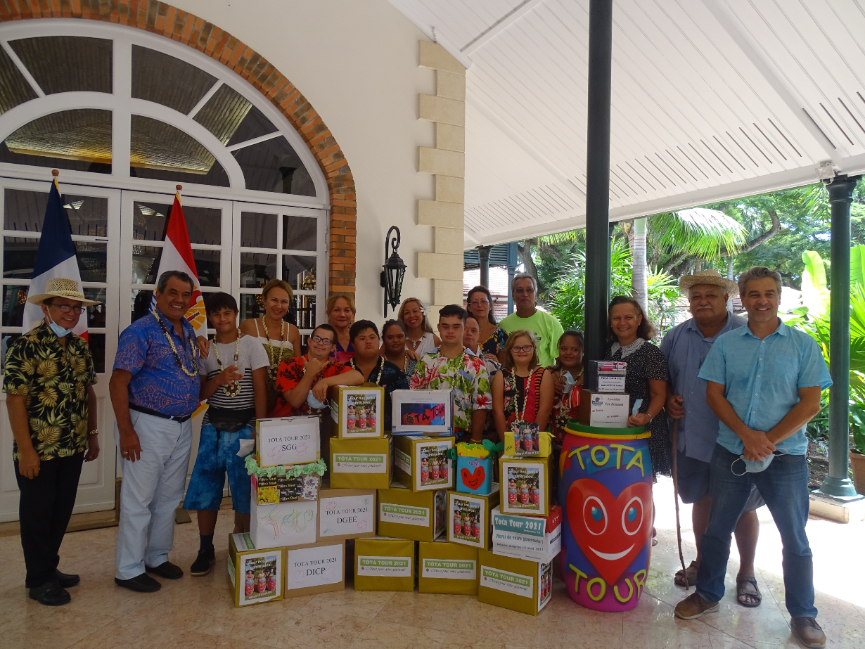 Remise des dons du Tõta Tour à la présidence