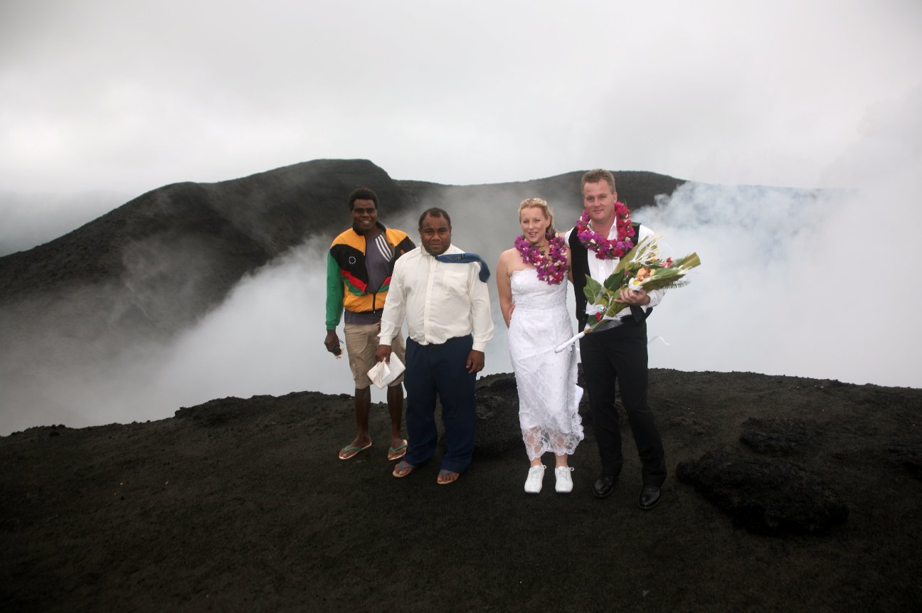 Surréaliste mais bien réel, des mariages sont parfois organisés sur la lèvre supérieure du volcan, alors qu’à l’arrière-plan, fumées, vapeurs et bombes volcaniques jaillissent en permanence. Nous avions eu, ce jour-là, à réaliser un album de mariage insolite ; les papiers officiels ont été signés dans la Land Rover, par un représentant de la mairie...