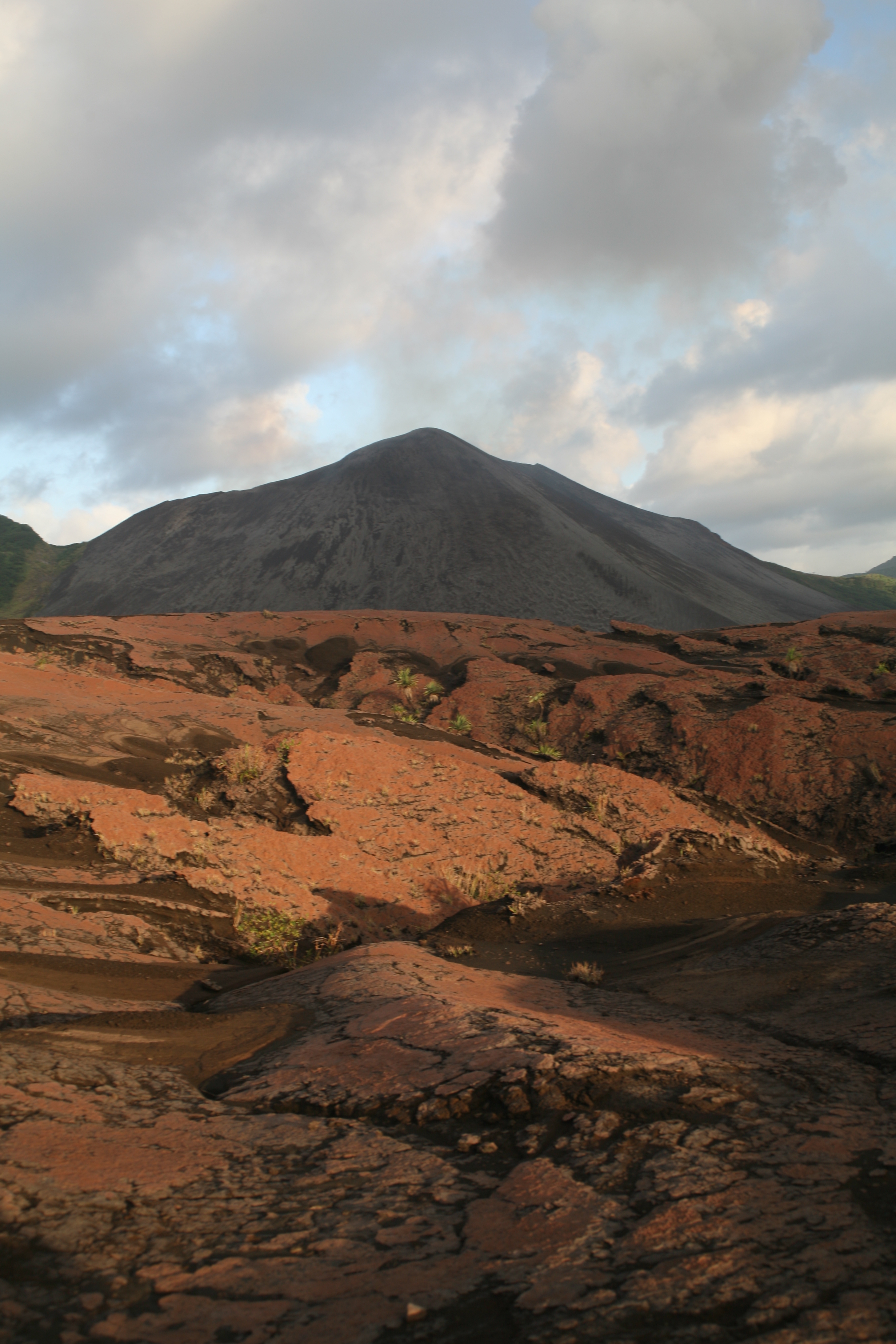 A l’approche du cratère, les coulées de lave forment un impressionnant tapis craquelé sur plusieurs kilomètres carrés.