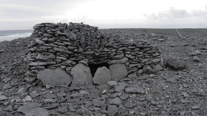 Près de 500 structures ont été recensés sur l’atoll, dont une quarantaine de marae, mais aussi 400 monticules coralliens et une cinquantaine de sépultures.