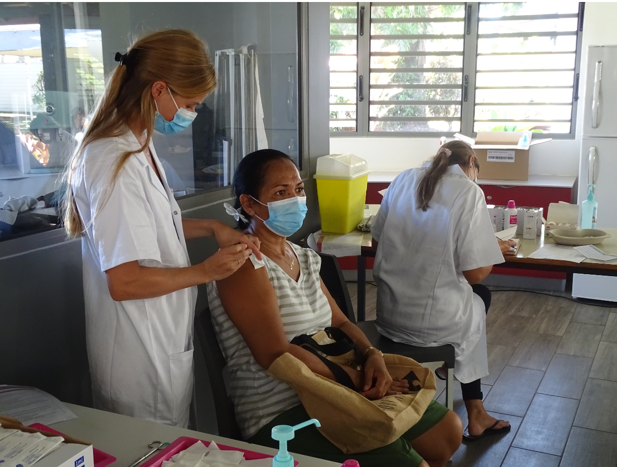 L'une des premières injections du vaccin Janssen au fare potee de la direction de la santé lundi matin.