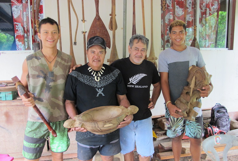 Des élèves du Cetad ont effectué leur stage auprès de sculpteurs de Taihoae qui n'hésitent pas à transmettre leur savoir-faire.