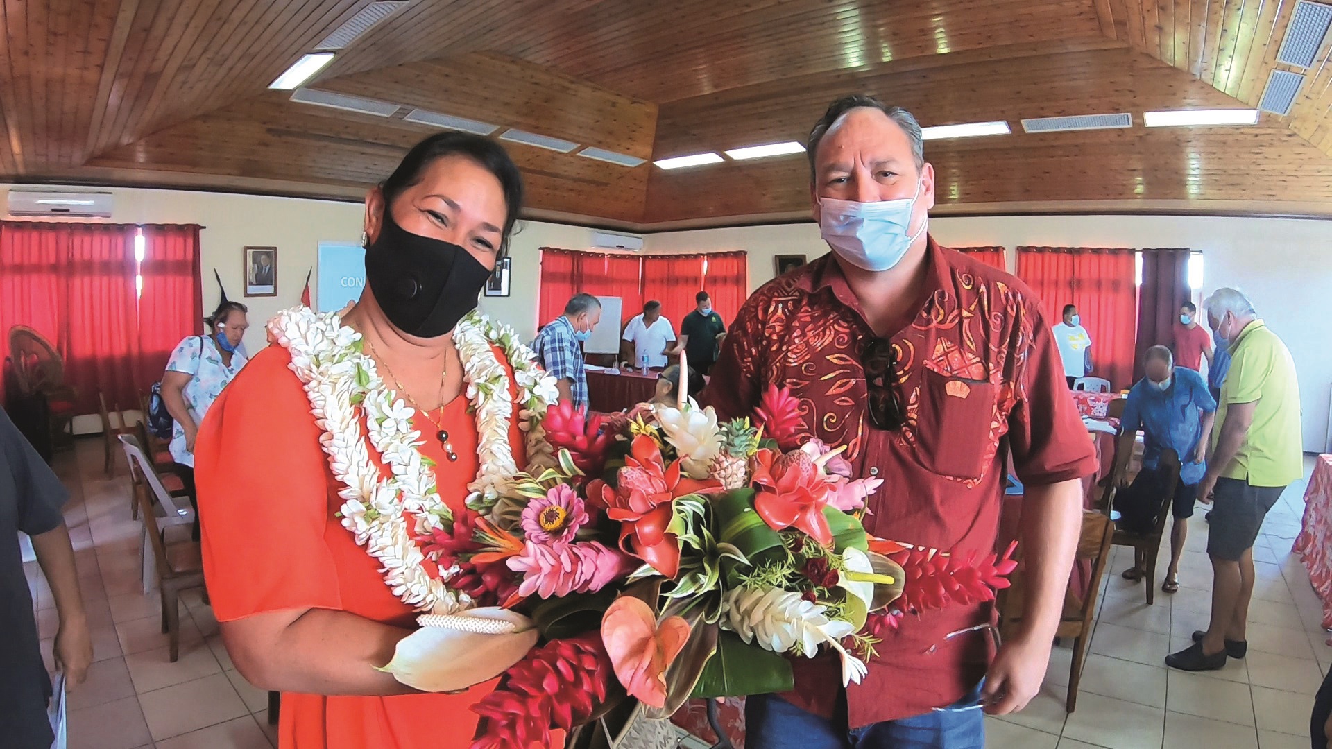 Derrière les sourires en public, les deux candidats à la mairie de Uturoa, Sylviane Terooatea et Matahi Brotherson, ne se font pas de cadeau
