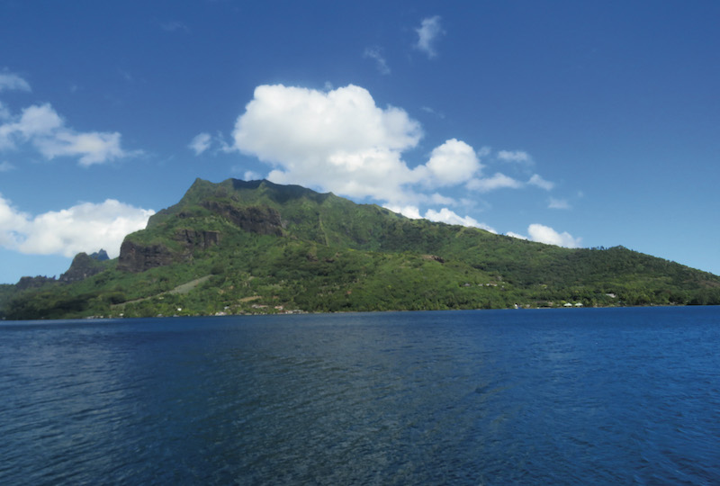 La publication sur les réseaux sociaux de photos prises dans une grotte funéraire à Moorea a suscité de vives réactions.