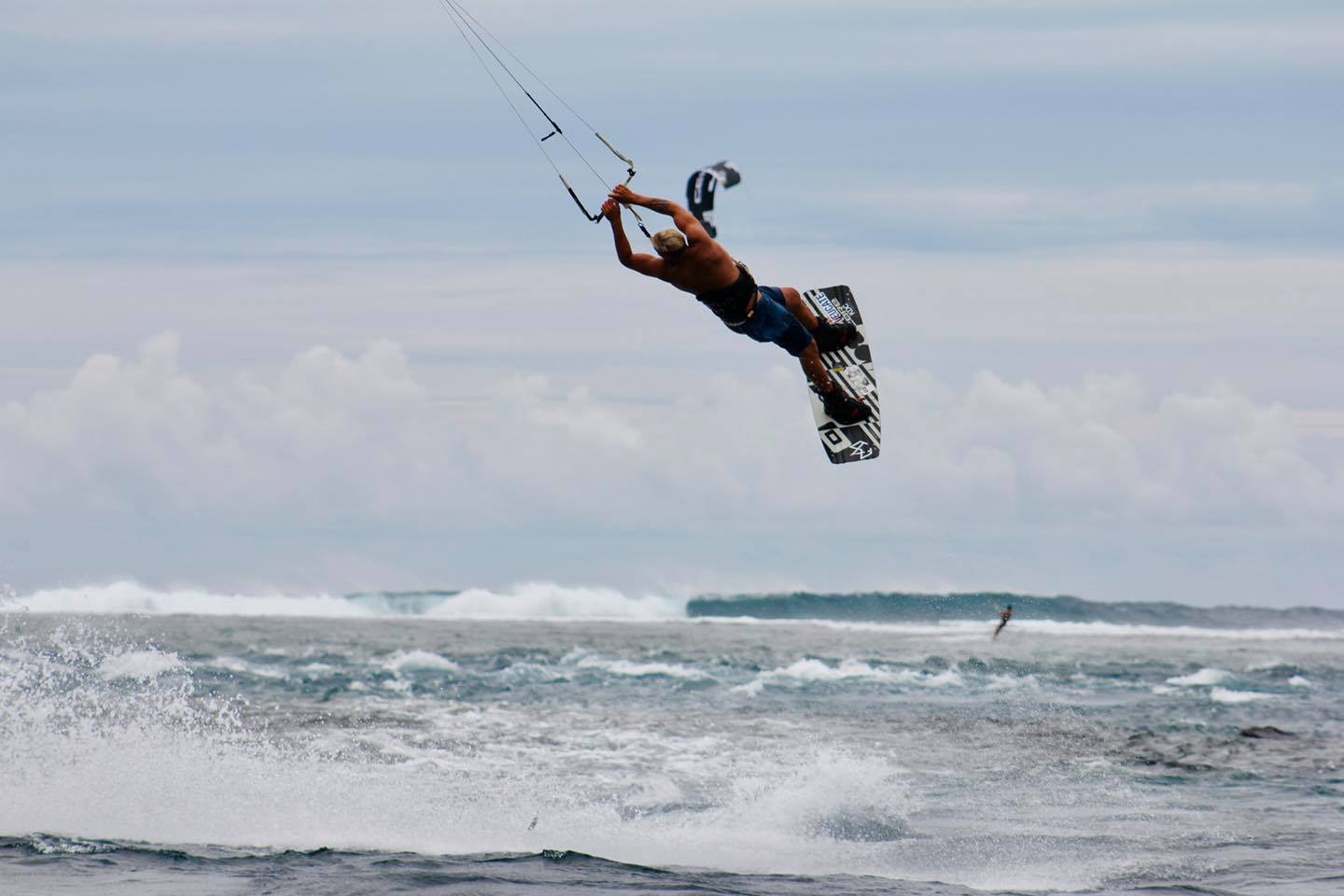 Le big air est une discipline des plus spectaculaires qui voit s'envoler à plusieurs mètres de haut les riders leur permettant d'enchainer divers tricks. (Photo : Tahiti Kite School)