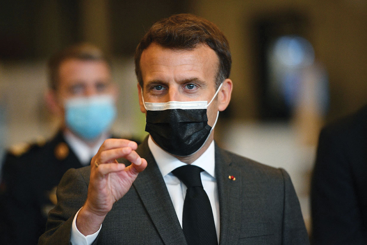 Covid: Macron accélère le calendrier pour vacciner "à marche forcée"