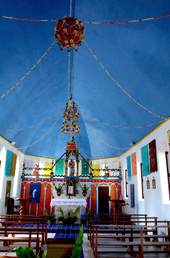 L’intérieur de la petite église de Tetamanu, à la passe sud de Fakarava ; l’édifice, très bien conservé, date de 1850. Ce fut la première église catholique des Tuamotu.