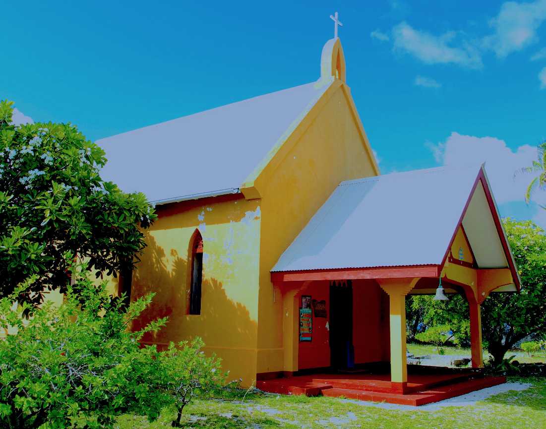 L’intérieur de la petite église de Tetamanu, à la passe sud de Fakarava ; l’édifice, très bien conservé, date de 1850. Ce fut la première église catholique des Tuamotu.