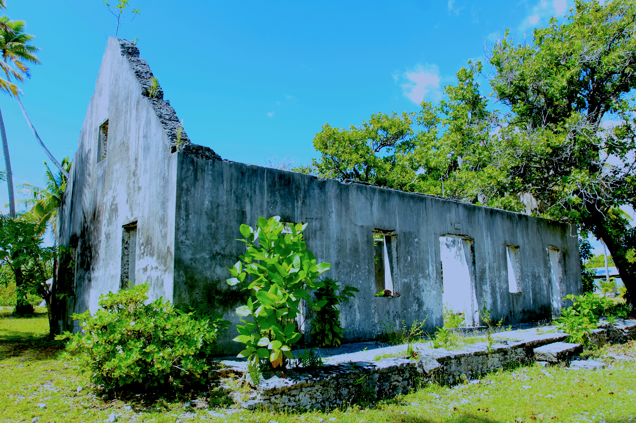 Les ruines de ce bel édifice sont celles de ce qui fut l’école de Tetamanu.