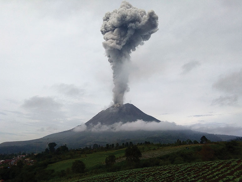 Indonésie: le volcan Sinabung projette une haute colonne de fumée