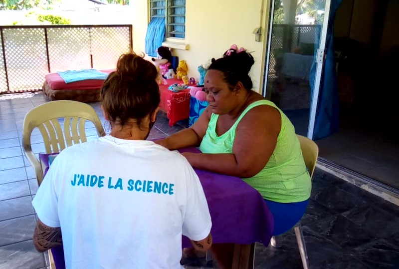 48 familles de Hao tirées au sort reçoivent chez elles les infirmières de l'ILM qui collectent informations de santé et prélèvements biologiques.