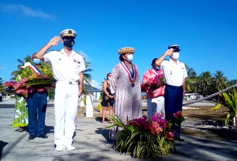 Le capitaine de l'Arago à gauche, tāvana Yseult Butcher-Ferry au centre et le commandant de la brigade de la gendarmerie de Hao à droite.