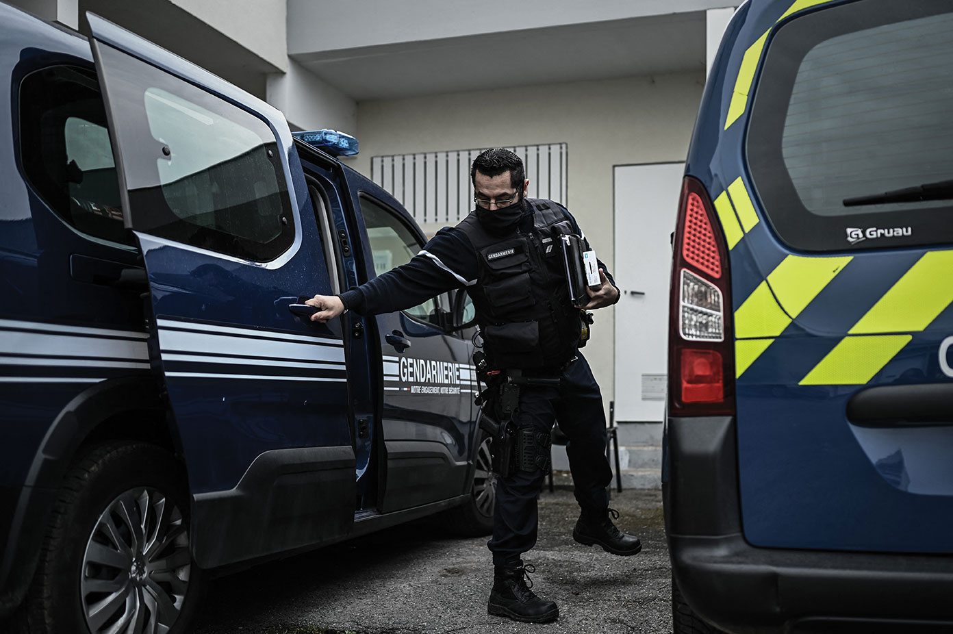 Bordeaux: la femme blessée après avoir poignardé un policier a crié "Allah Akbar", selon le parquet