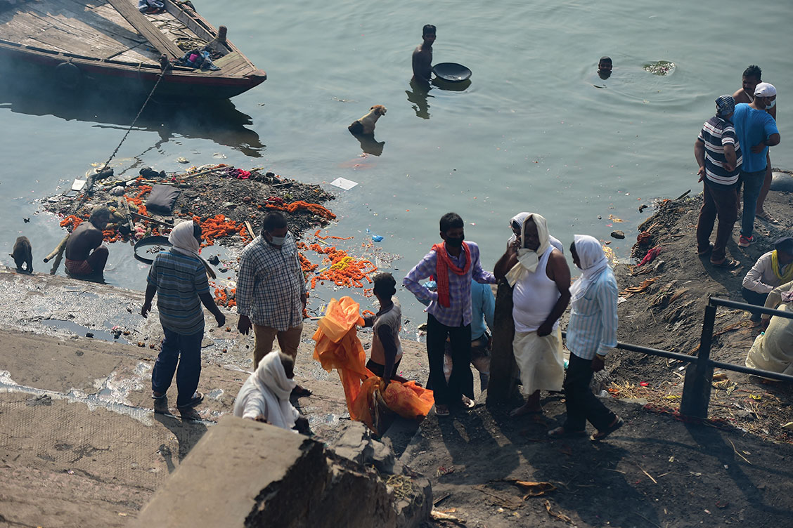 Inde: un filet placé en travers du Gange pour repêcher des morts du Covid-19