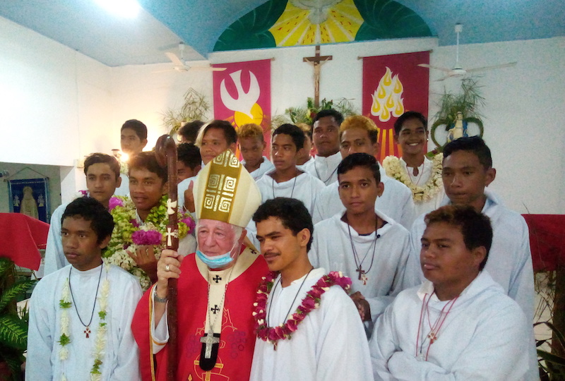 76 confirmations, 14 communions et 5 baptêmes ont été célébrés ce week-end par Monseigneur Cottenceau à Hao.