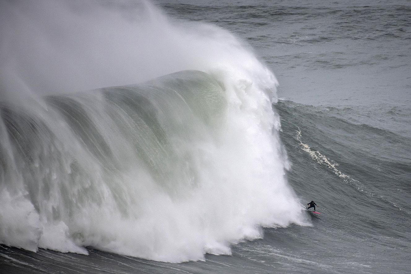 Surf: "Enfer et paradis", une plongée intimiste dans le monde des grosses vagues de Justine Dupont