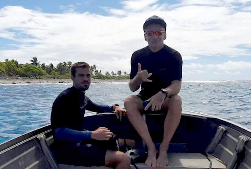 Loïc Delahaye et Juan Piron avant leur départ pour le tour de Rangiroa à la nage et à pied en autosuffisance.