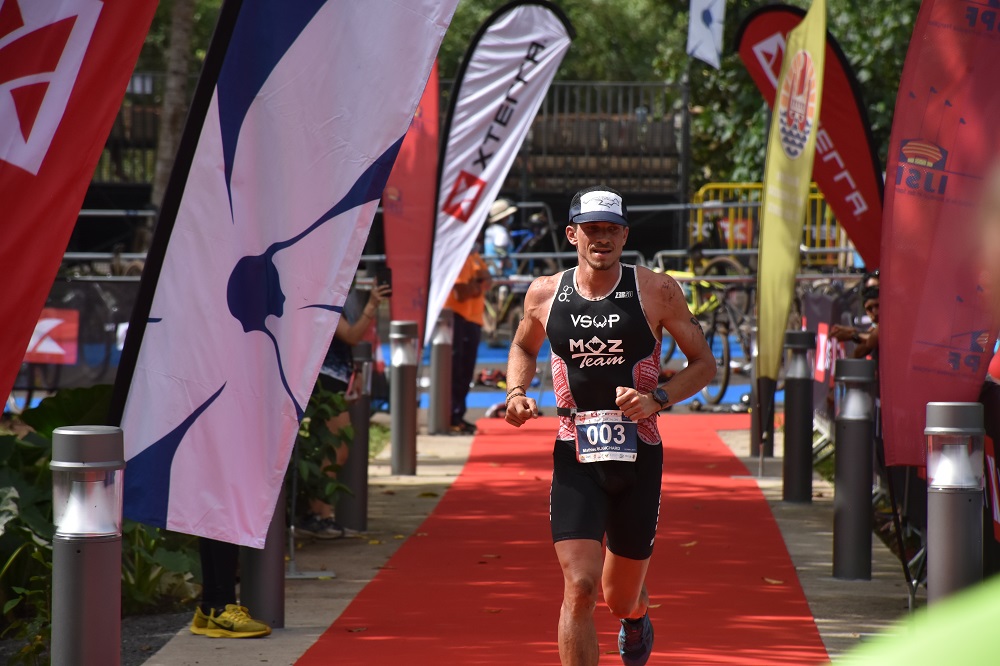 Arthur Serrières survole le Xterra à Moorea