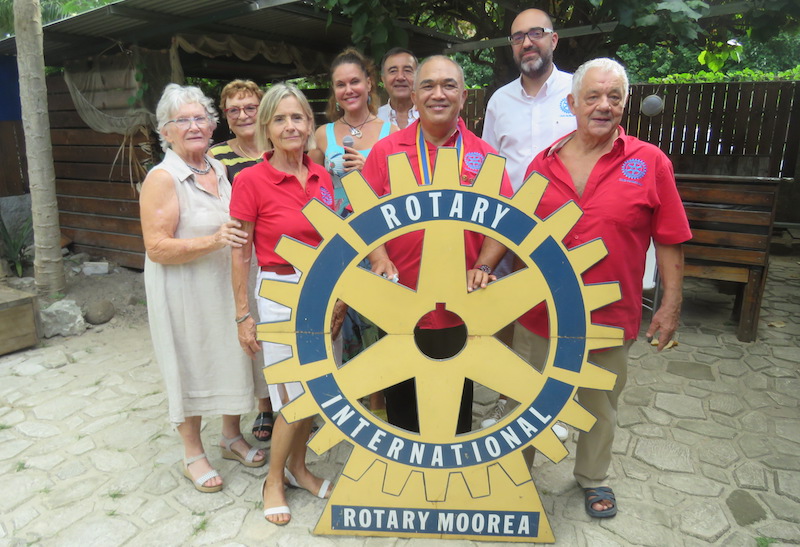 Les membres du Rotary Club de Moorea et leur nouveau président.
