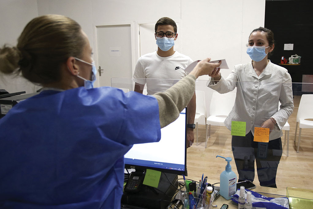 UE: les 27 endossent le certificat sanitaire, se divisent sur l'action climatique