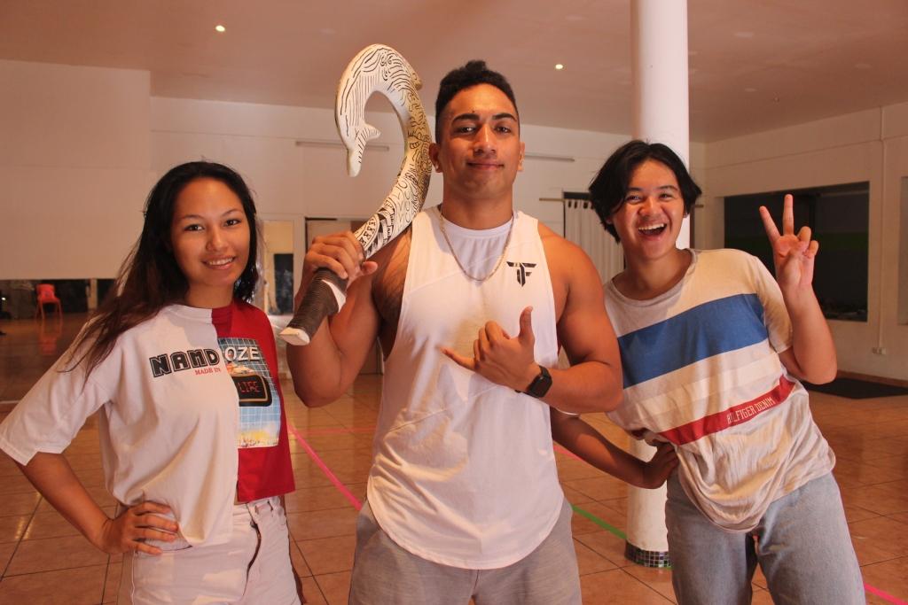 Thomas Teheiura (au centre), danseur et professeur de danse il interprète Maui. Il est entouré de deux de ses élèves.