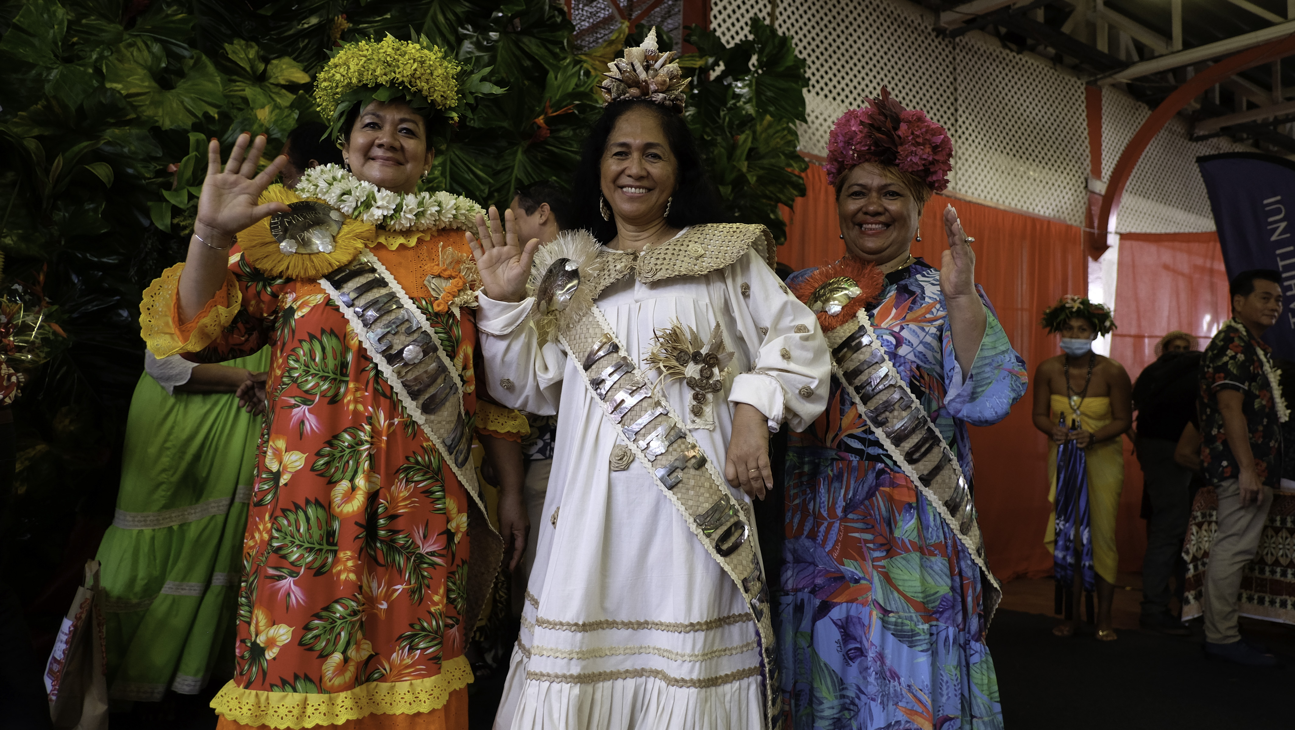 Émiline Tumahai entourée de ses deux dauphines, Régina Tauraa et Manania Esau.