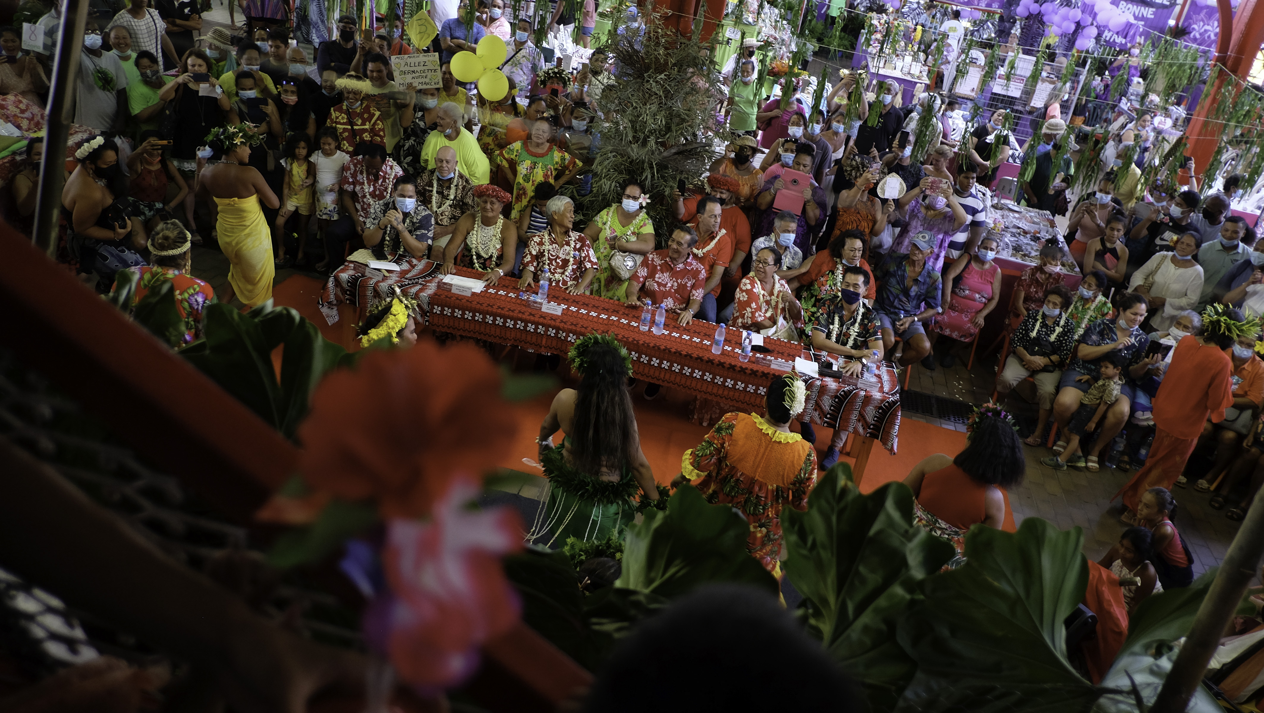 Les membres du jury accompagnés du maire de Papeete, Michel Buillard.