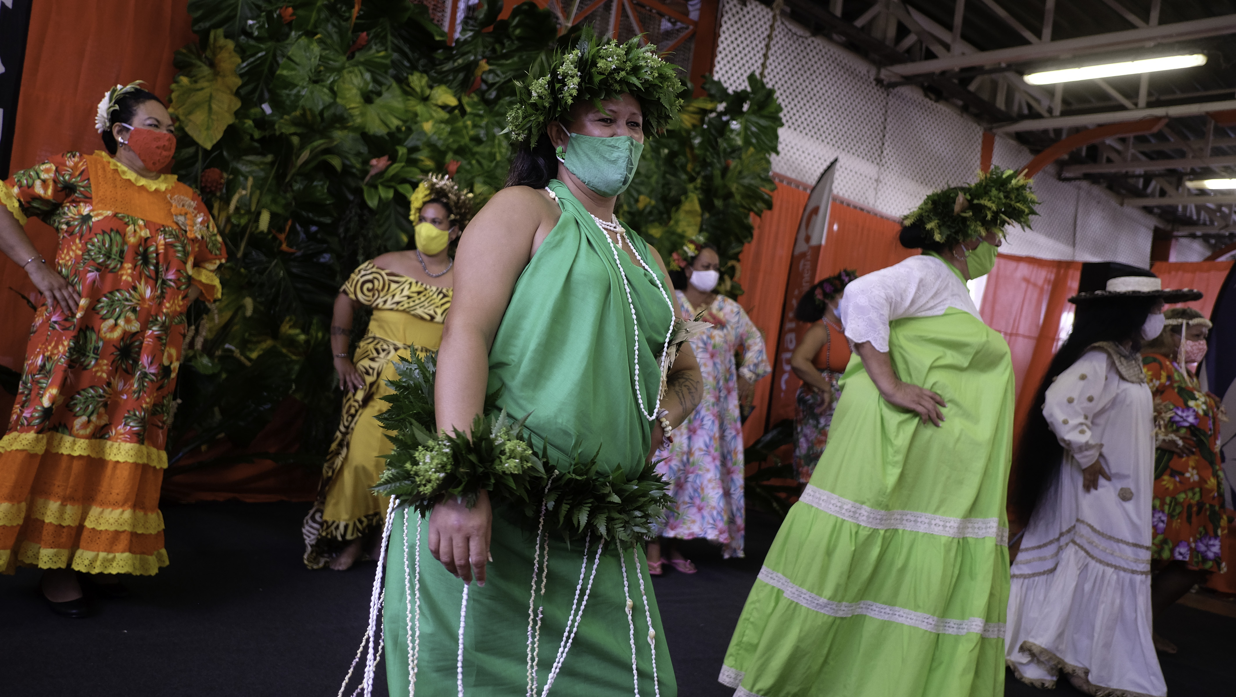 Derrière les masques se cachent les sourires des vahine.