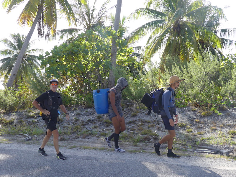 Le défi sportif du tour de Rangiroa victime de la houle