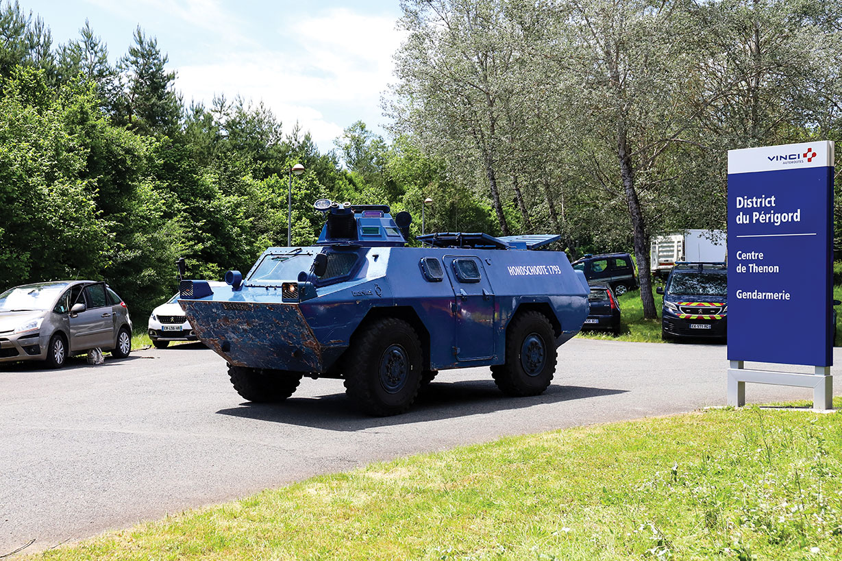 Dordogne : les gendarmes prêts à une nuit de traque d'un ex-militaire lourdement armé
