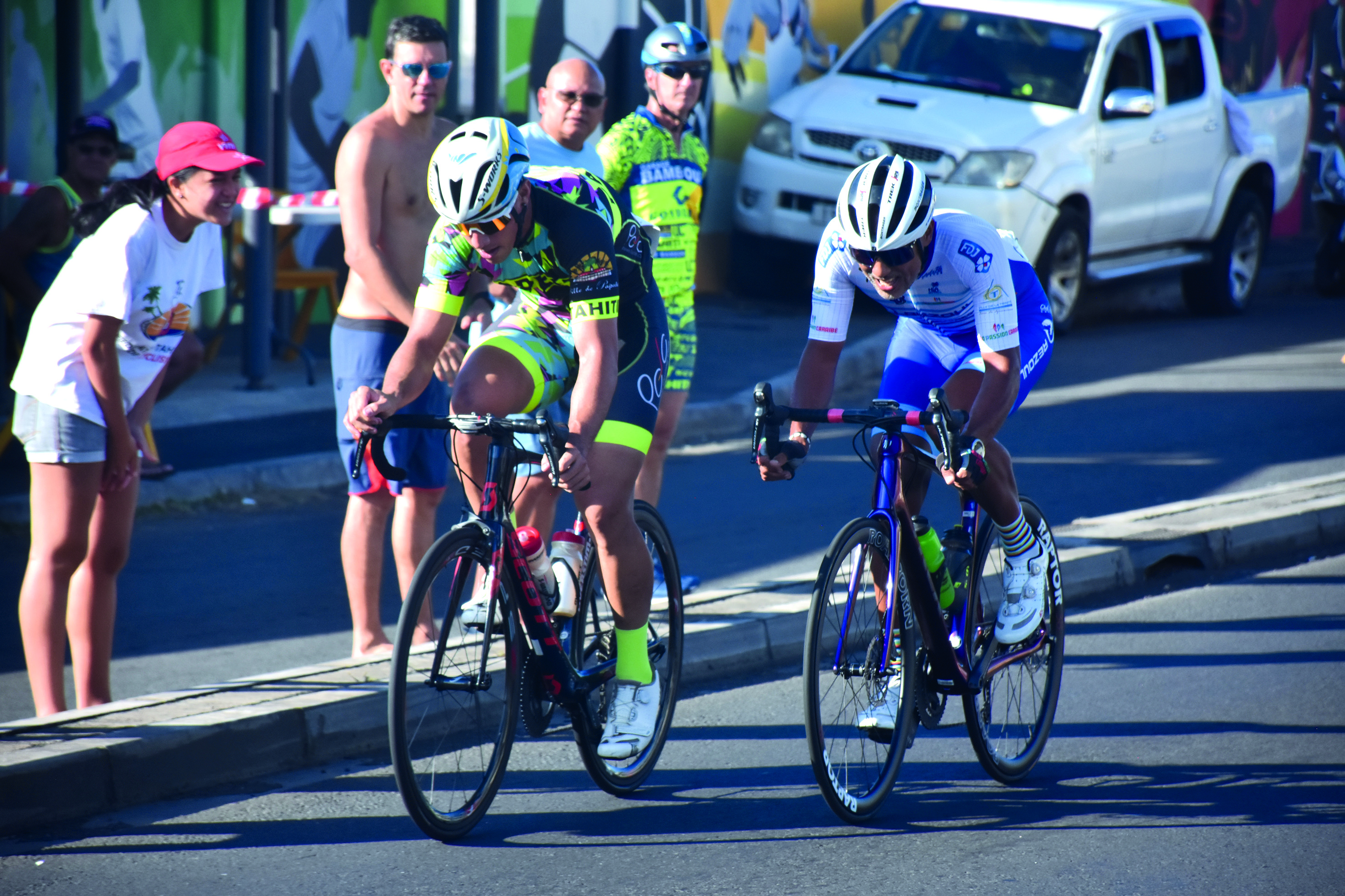 Hervé Arcade (maillot blanc et bleu) et Heiarii Manutahi ont formé une échappée très tôt et n'ont jamais été repris par le peloton.