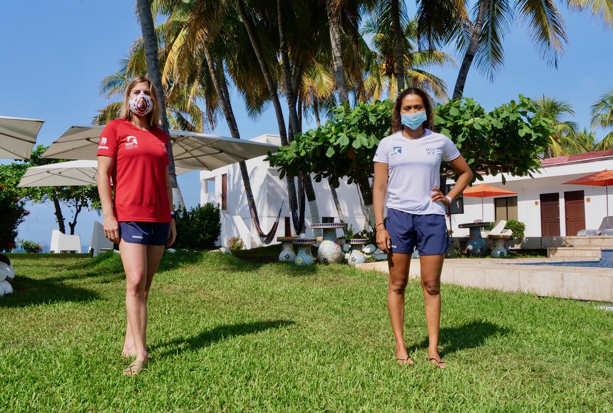 Vahine Fierro aux côtés de Canelle Bulard, sa partenaire en équipe de France de surf, qui étaient toutes les deux forfaits pour le premier tour des Mondiaux ISA. (Photo : FFS)