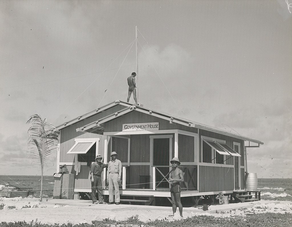Sur Howland Island, les Américains avaient construit le même préfabriqué que sur Baker Island, lui aussi baptisé Government House.