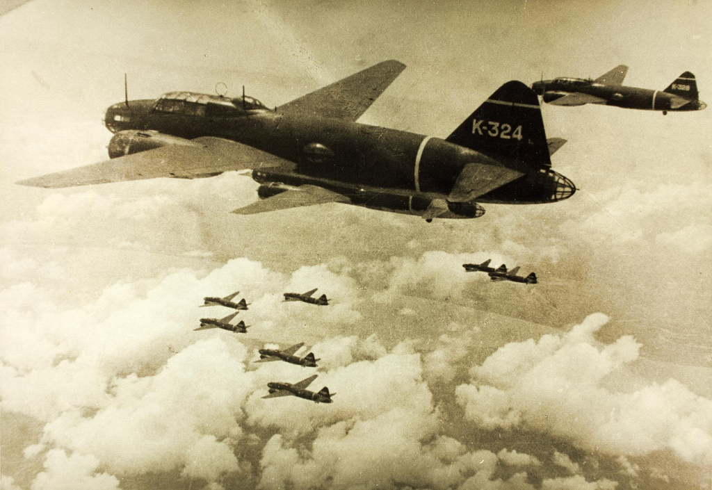 Quatorze bombardiers japonais, dès le 8 décembre, bombardèrent les petits atolls occupés par les Américains, la preuve que la “colonisation secrète” de ces derniers n’avait pas échappé aux espions nippons.