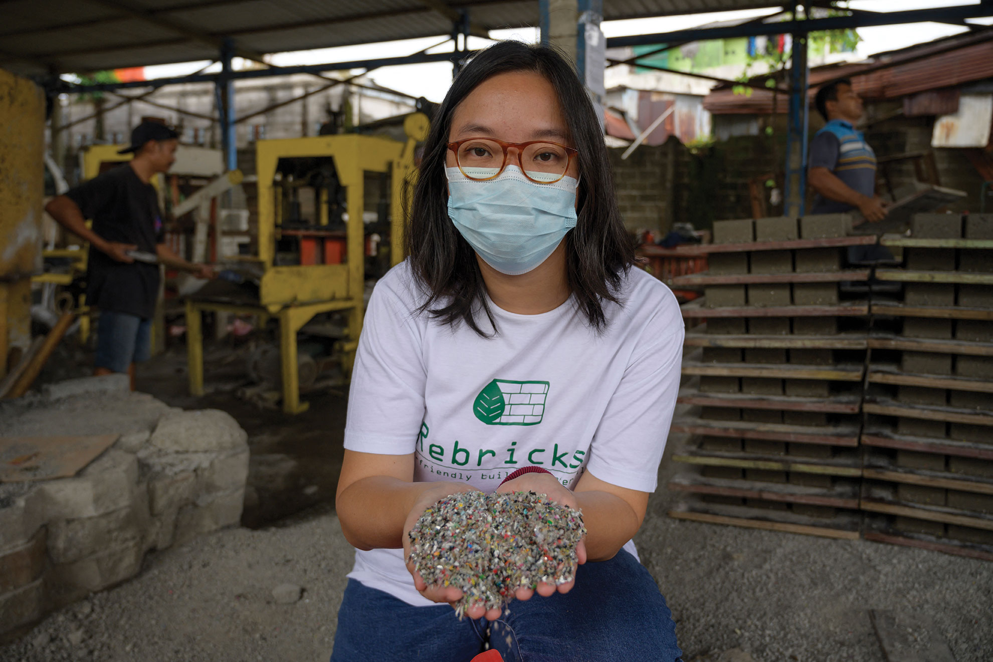Deux Indonésiennes s'attaquent à l'invasion du plastique brique après brique