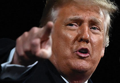 Facebook suspend Donald Trump pour deux ans et resserre la vis contre les politiques