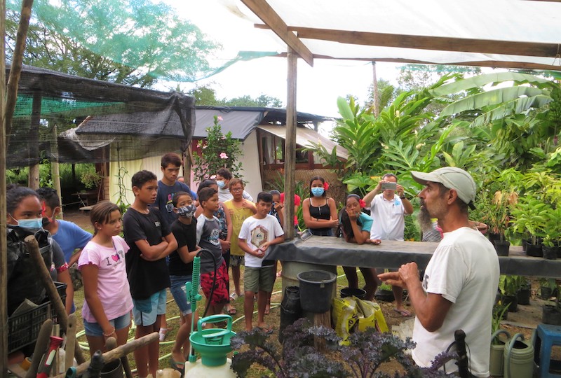 L'association va régulièrement à la rencontre des jeunes afin de transmettre son savoir sur l'autosuffisance alimentaire et les bases de la permaculture.