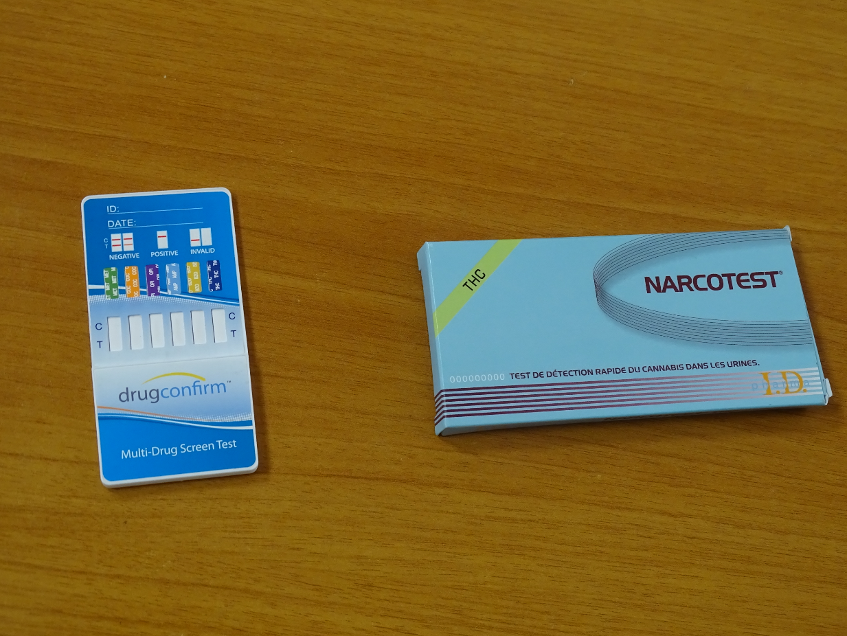 Le test de gauche permet la détection de cinq drogues tandis que le narcotest de droite ne permet de déceler que la présence du THC.