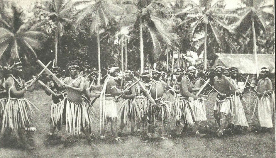 Ancienne photo de danses en Micronésie. Ces populations très isolées les unes des autres vivaient de la pêche et d’un peu de culture avant l’arrivée des trafiquants américains et européens. C’est sous l’administration allemande que la culture du cocotier (pour le coprah) fut développée au détriment des autres ressources.