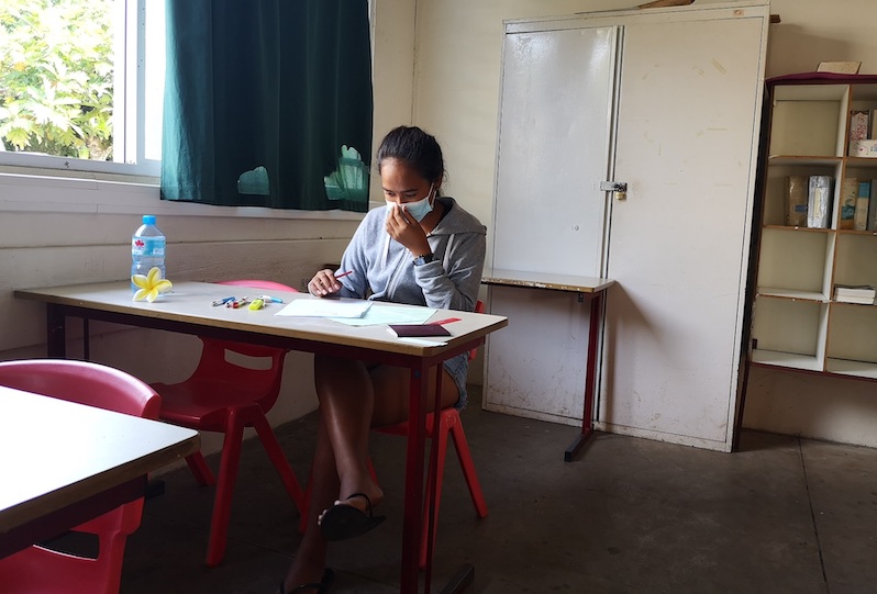 Une élève après son épreuve de philosophie mercredi au lycée de Raiatea.