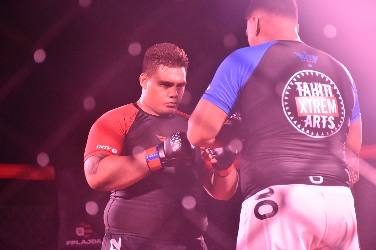 Chez les super-lourds, Bernard Teinaore n'a pas trainé en remportant son combat avant la fin du premier round.