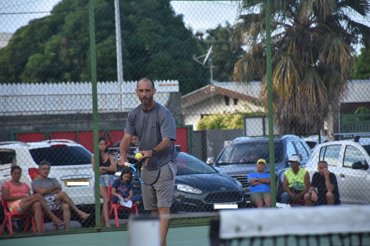 "Il y a un an je marchais à peine. Et cette année je mettais fixer un objectif un peu fou, c'était de gagner le championnat en 2e série", a expliqué un Patrice Cotti, très ému après sa victoire.