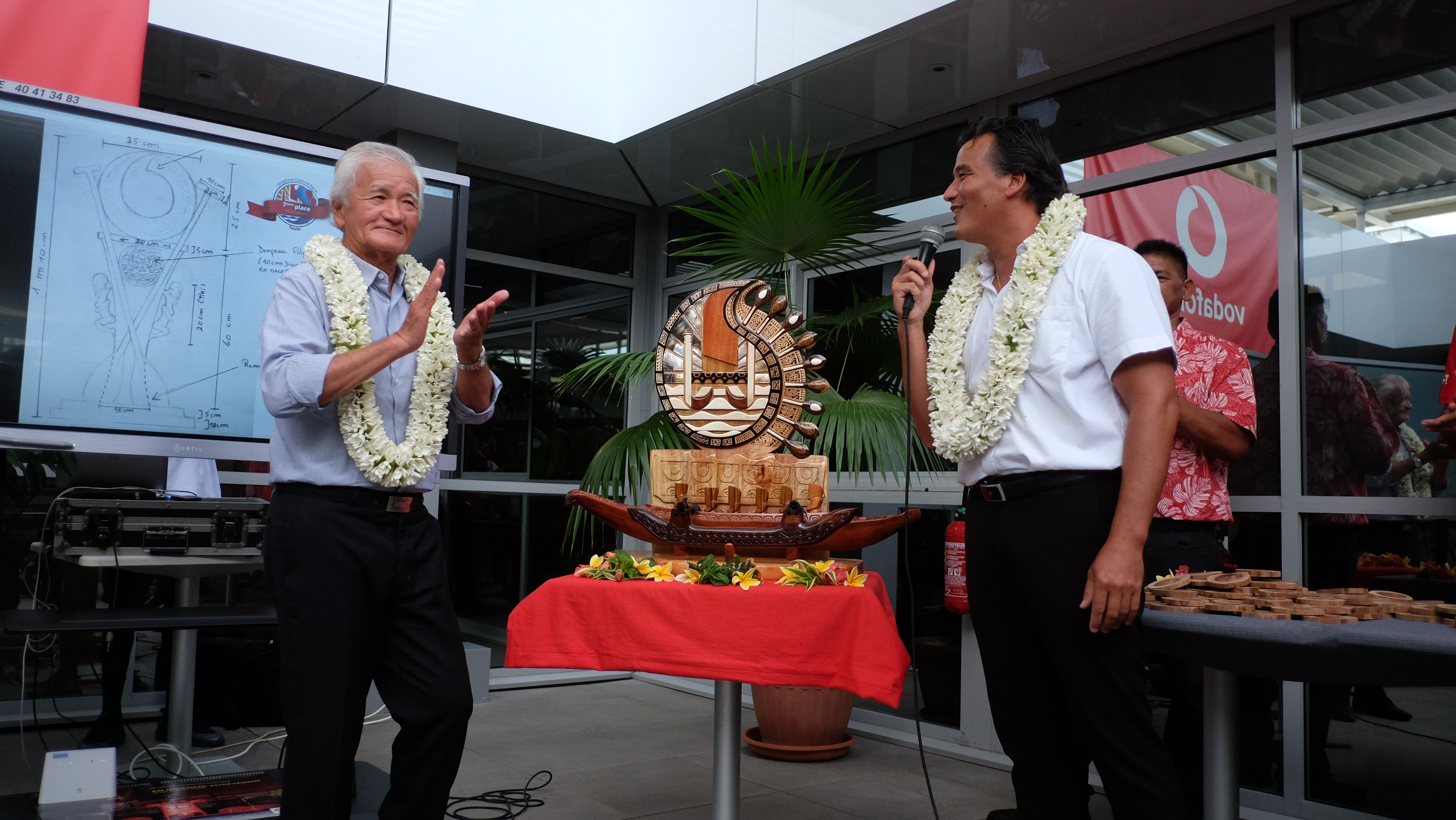 Albert et Patrick Moux ont dévoilé le trophée perpétuel de la Vodafone Channel Race.