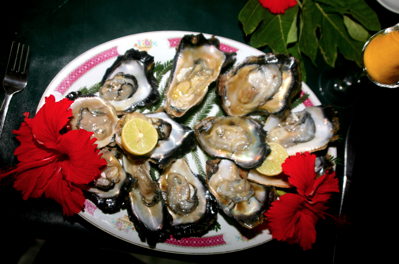 Originaires de Californie, ces huîtres à la chair goûteuse se sont parfaitement bien adaptées aux eaux de l’île de Santo. On en élève aujourd’hui de manière plus professionnelle en Nouvelle-Calédonie.