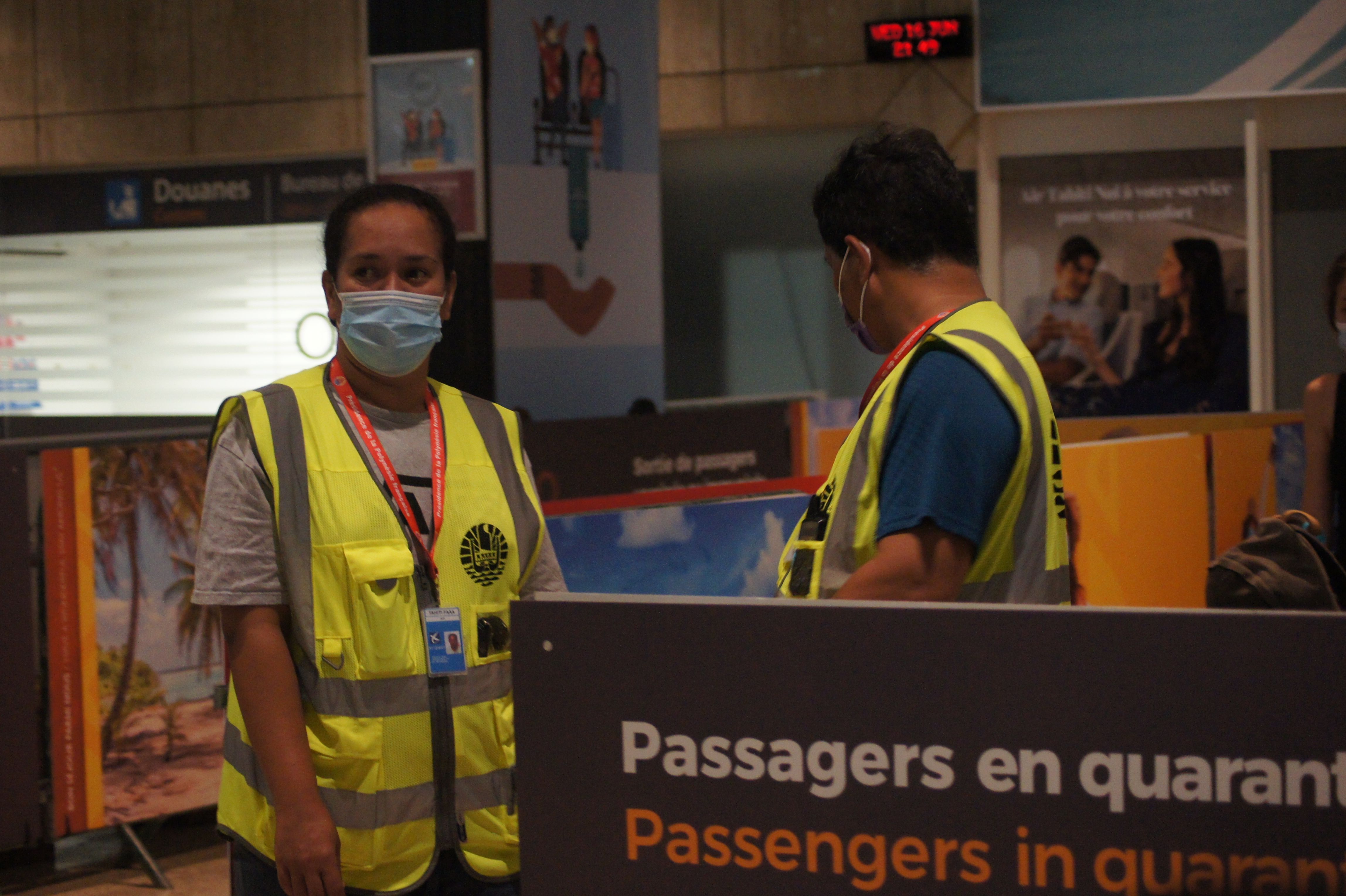 Agents de la cellule logistique d'appoint, Tiare et James répondent aux questions des familles sur le parcours du passager.