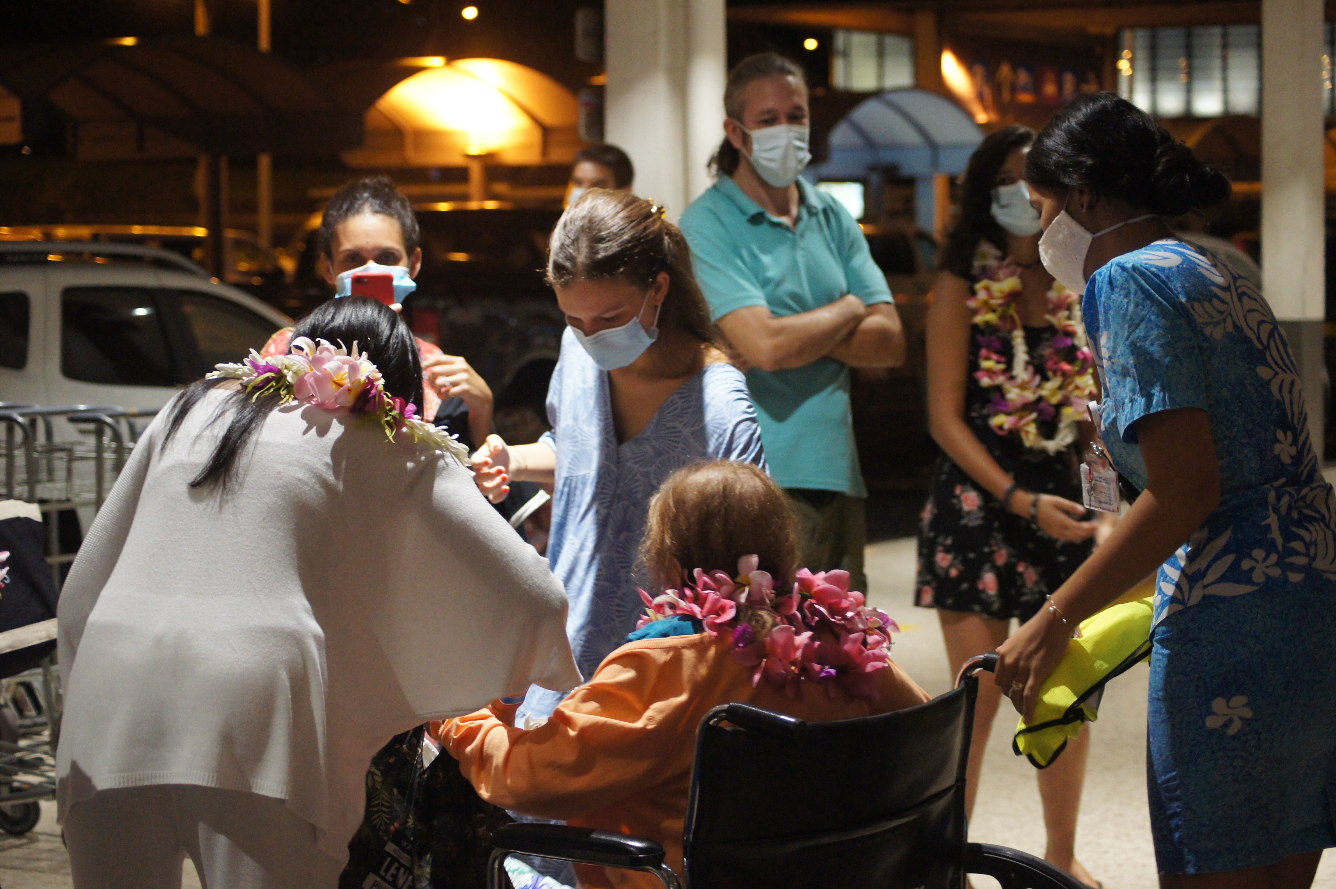 Dès qu'ils ont reçu le résultat de leur test antigénique, les passagers peuvent prendre la sortie, couloir quarantaine s'il est positif, circulation libre s'il est négatif, comme cette mamie accueillie ici par ses proches. Crédit E.C.